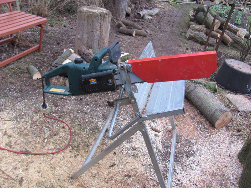 Relaxdays Sägebock 10039935, Metall, klappbar, mit Kettensägenhalter, bis 120kg – Böttcher AG