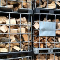 Brennholz lagern in Gitterbox