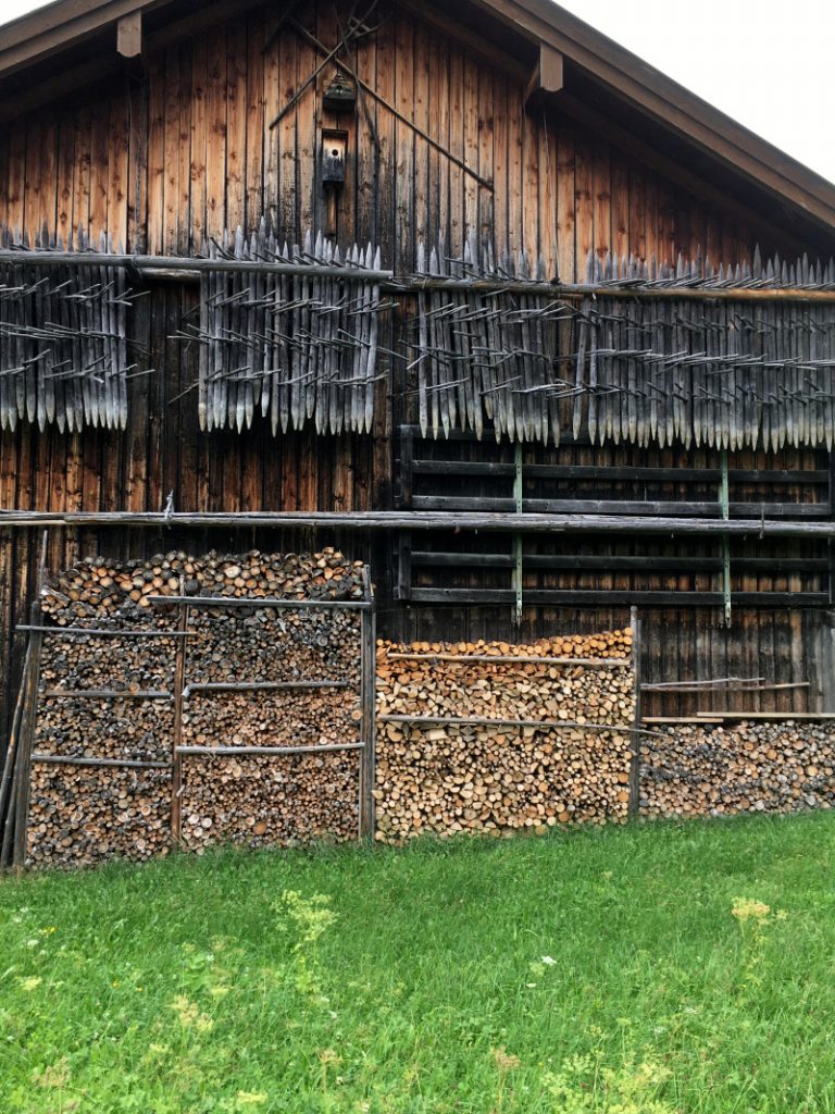 Holzstapel an Scheune