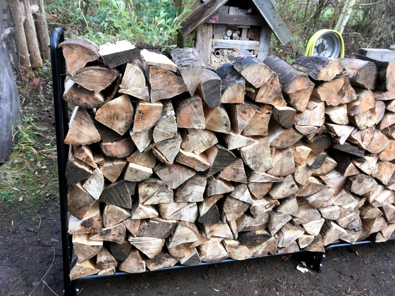Kaminholzregal mit Holz