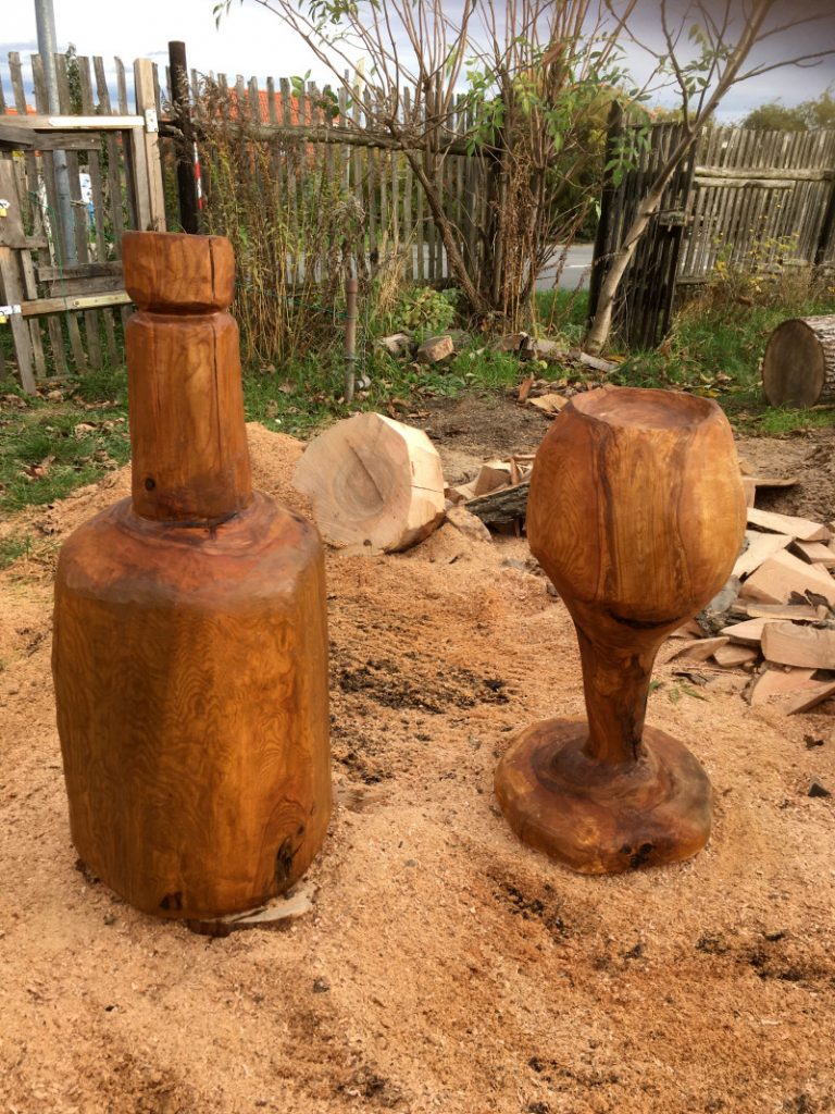 Weinflasche und Weinglas aus Holz.